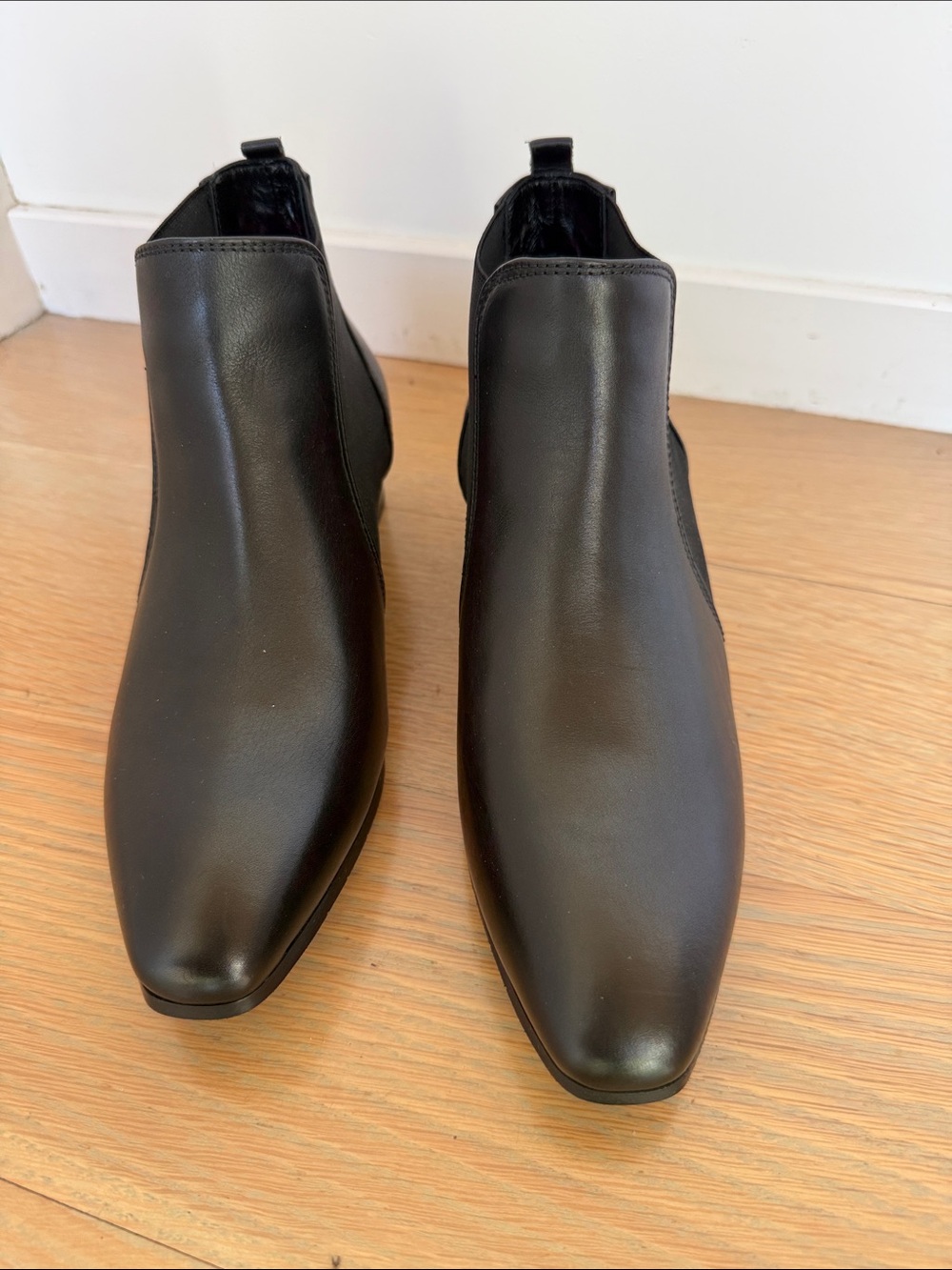 New without Tags Aquatalia Falco Chelsea Bootwater resistant in smooth leather